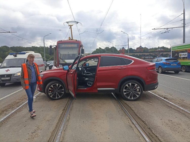 В Казани движение нескольких трамваев приостановлено из-за сломавшейся на путях легковушки