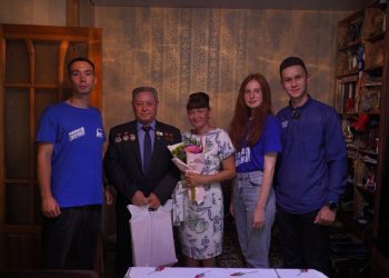 Молодогвардейцы РТ поздравили ветеранов РЖД с Днем железнодорожника