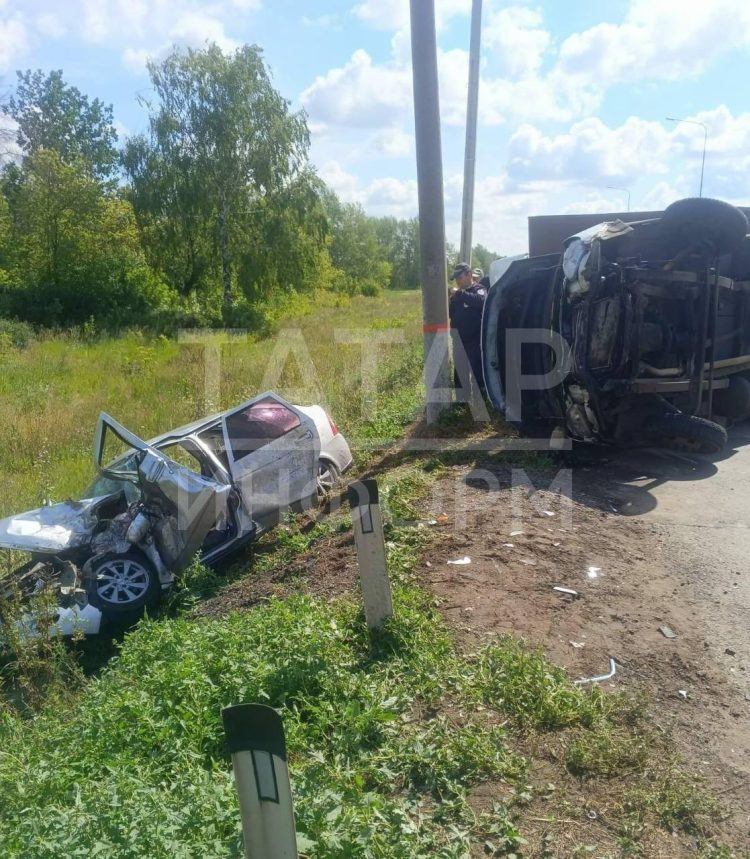 В массовом ДТП в Апастовском районе водителя легковушки зажало в салоне авто