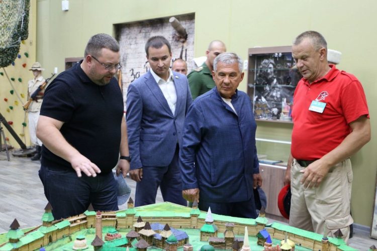 Минниханов посетил подростковый клуб «Юнармеец» в Билярске