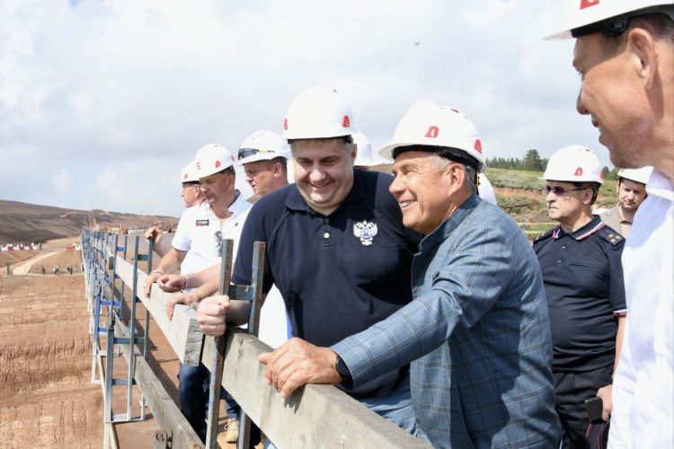 Минниханов посетил строящийся мост через Каму на обходе Нижнекамска и Челнов