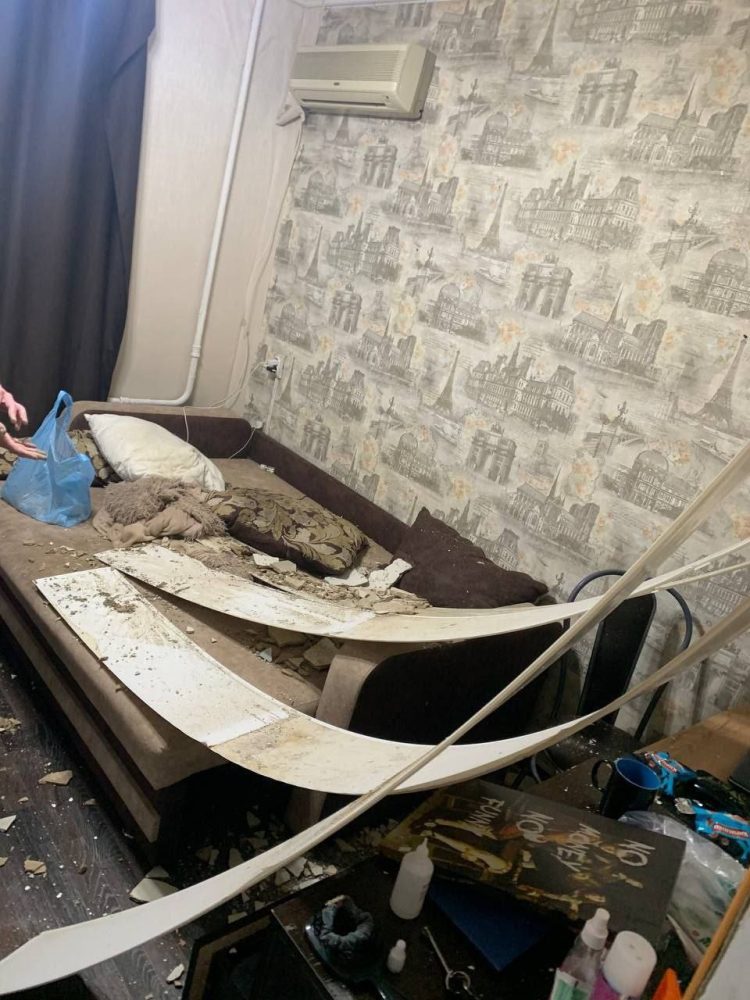 В Казани в квартире на Декабристов обрушился потолок