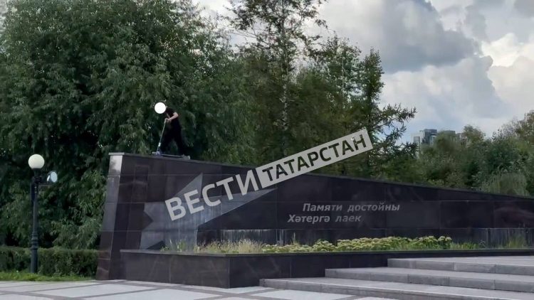 Казанцы пожаловались на детей, играющих на памятнике