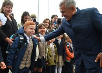 Минниханов вручил портфели будущим первоклассникам многопрофильного лицея «Инноватика»