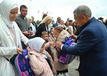 Минниханов вручил портфели будущим первоклассникам многопрофильного лицея «Инноватика»