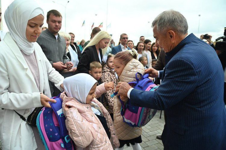 Минниханов вручил портфели будущим первоклассникам многопрофильного лицея «Инноватика»