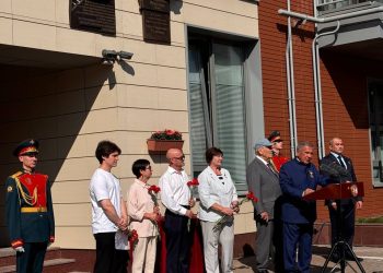 Минниханов открыл мемориальную доску в честь Героя Ильдуса Мостюкова