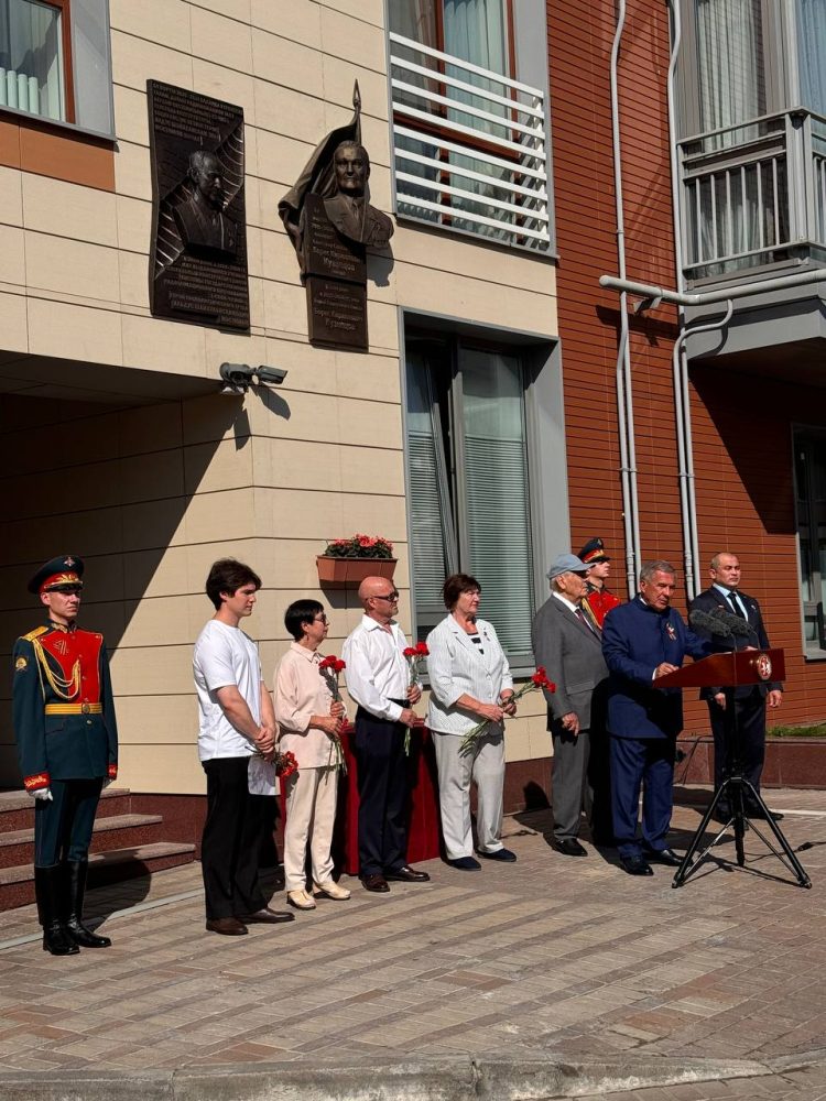 Минниханов открыл мемориальную доску в честь Героя Ильдуса Мостюкова