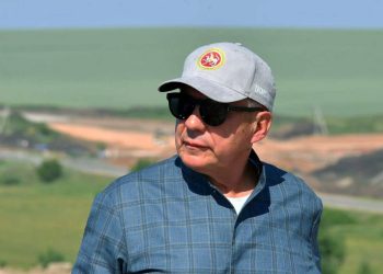 Минниханов осмотрел производственные объекты и проверил капремонт школы «Олимпийский» в Челнах