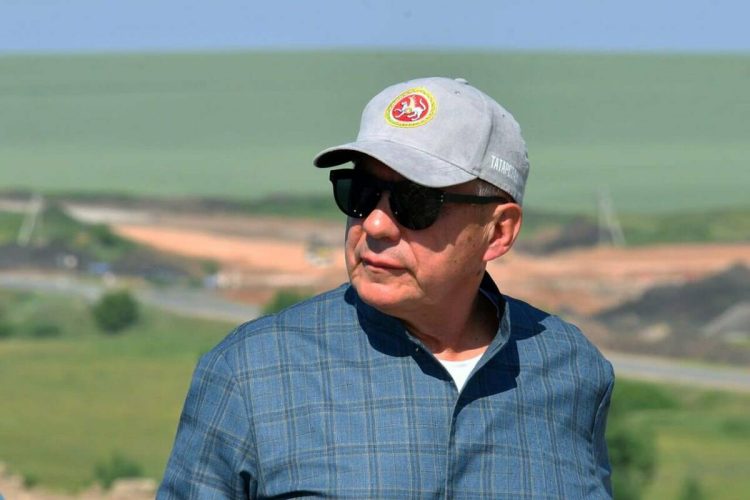 Минниханов осмотрел производственные объекты и проверил капремонт школы «Олимпийский» в Челнах