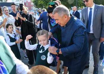 Минниханов осмотрел обновленную гимназию в Нижнекамске и вручил ранцы первоклассникам