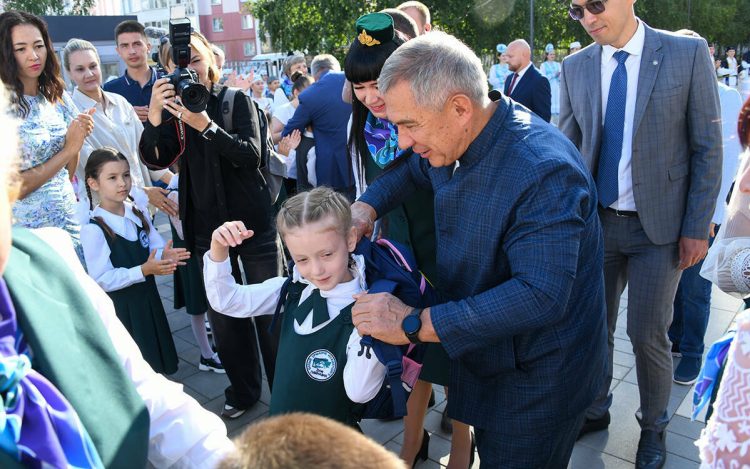 Минниханов осмотрел обновленную гимназию в Нижнекамске и вручил ранцы первоклассникам