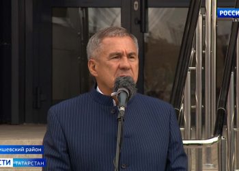 Минниханов поблагодарил учителей за неравнодушное и преданное служение своему делу