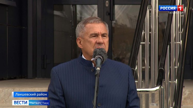 Минниханов поблагодарил учителей за неравнодушное и преданное служение своему делу