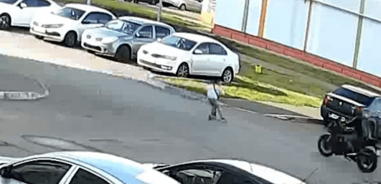 В Нижнекамске мотоциклист сбил мальчика на самокате