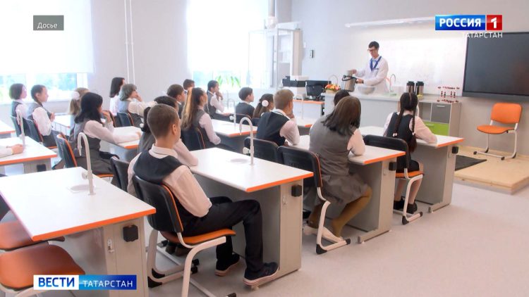 Новый учебный год без гаджетов и с обновленным расписанием: татарстанцам рассказали о нововведениях в школах