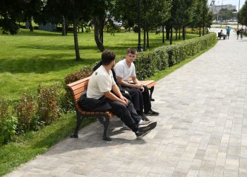 В Казани на площади Тысячелетия установили новые скамейки и урны