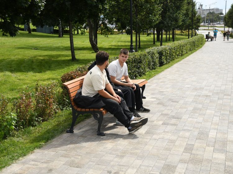 В Казани на площади Тысячелетия установили новые скамейки и урны