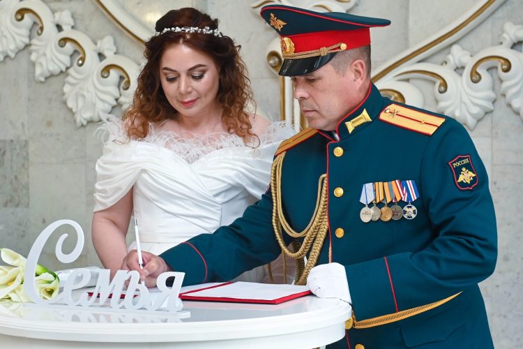 В Нижнекамске ветеран СВО заключил брак с возлюбленной