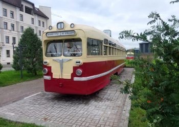 В Казани на Аллее Славы установили отреставрированный трамвай