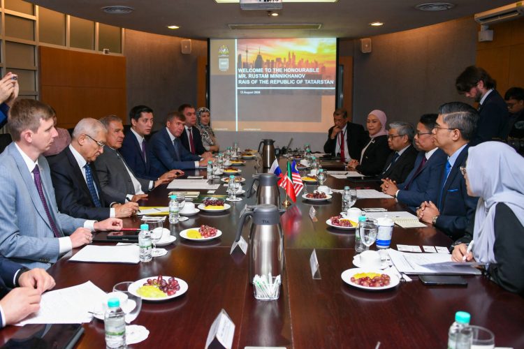 В Куала-Лумпуре состоялась встреча Рустама Минниханова с Премьер-министром Малайзии Анваром Ибрагимом