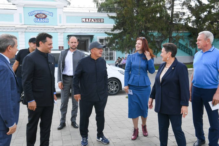 Минниханов ознакомился с реконструированными объектами на Хлебной площади в Елабуге