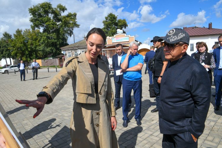 Минниханов ознакомился с благоустройством пешеходной ул.Гассара в Елабуге