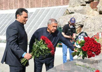 Минниханов возложил цветы к вечному огню в Елабуге