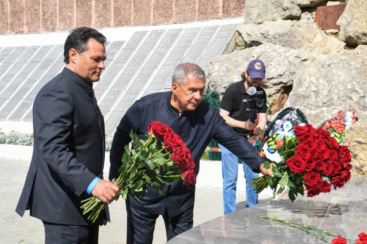 Минниханов возложил цветы к вечному огню в Елабуге