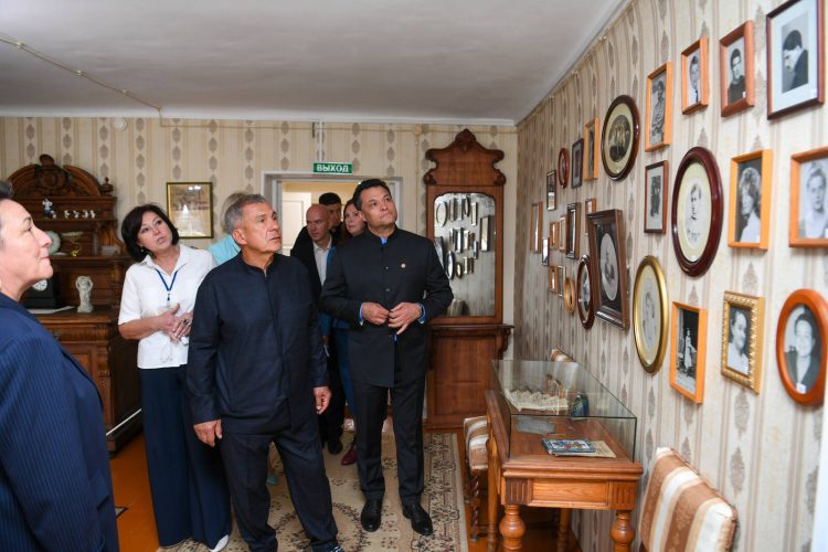 Минниханов осмотрел открывшийся после реставрации мемориальный Дом-музей И.И.Шишкина