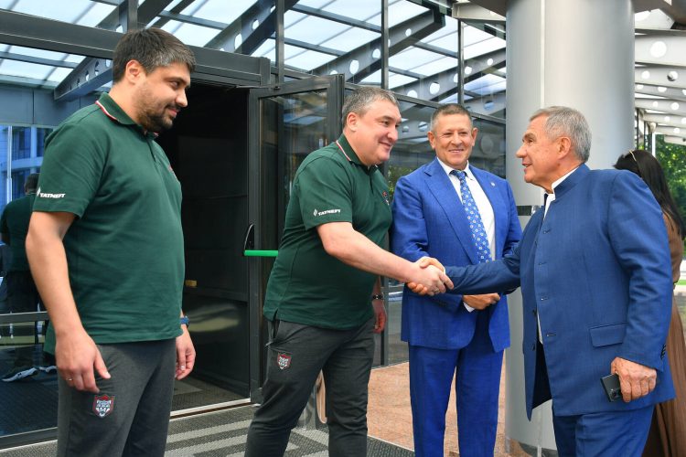 Минниханов встретился с ХК «Ак Барс» перед стартом чемпионата КХЛ