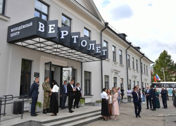 Минниханов посетил молодежный центр «Вертолет» в Казани