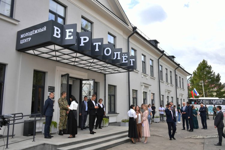 Минниханов посетил молодежный центр «Вертолет» в Казани