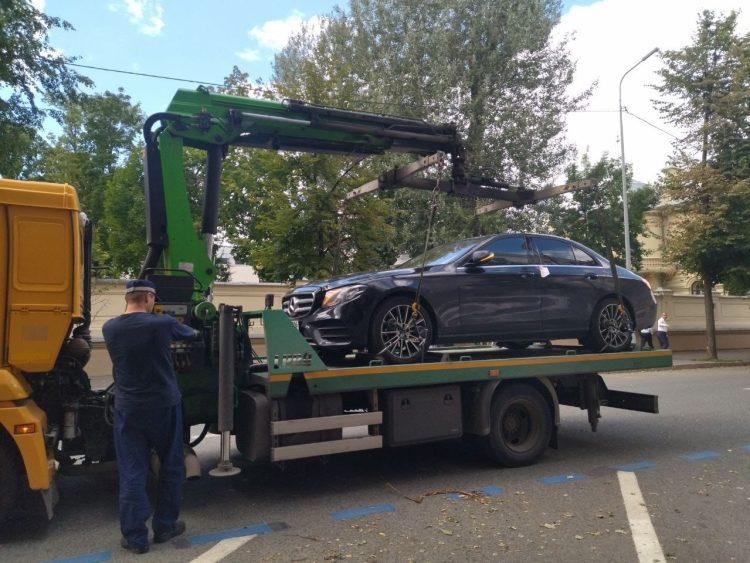 В Казани у мужчины арестовали автомобиль за долги по налогам