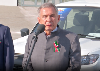 Минниханов вручил ключи от 100 автомобилей победителям конкурса