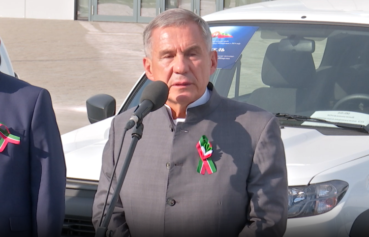 Минниханов вручил ключи от 100 автомобилей победителям конкурса