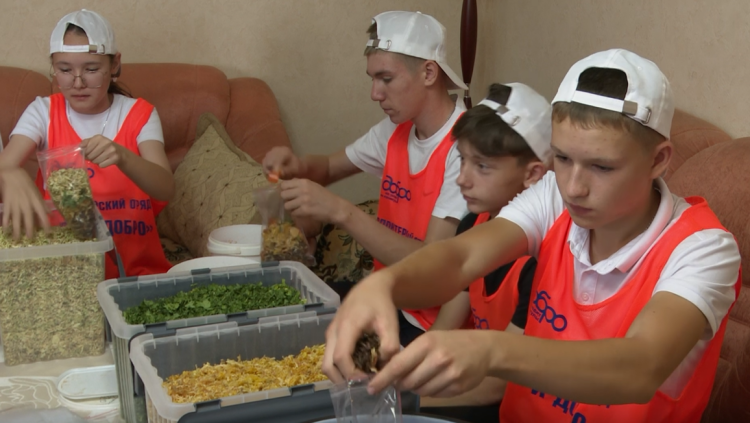 Школьники и волонтеры Нурлатского района приготовили для бойцов СВО сухие супы