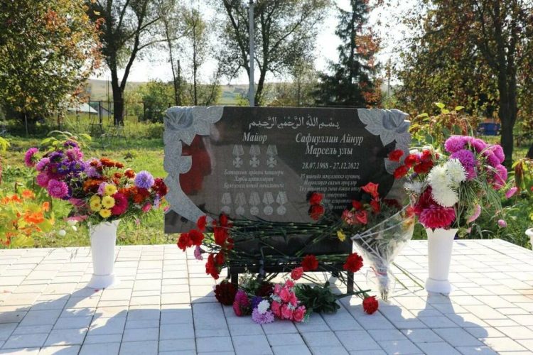 В Бугульминском районе открыли памятник бойцу СВО Айнуру Сафиуллину