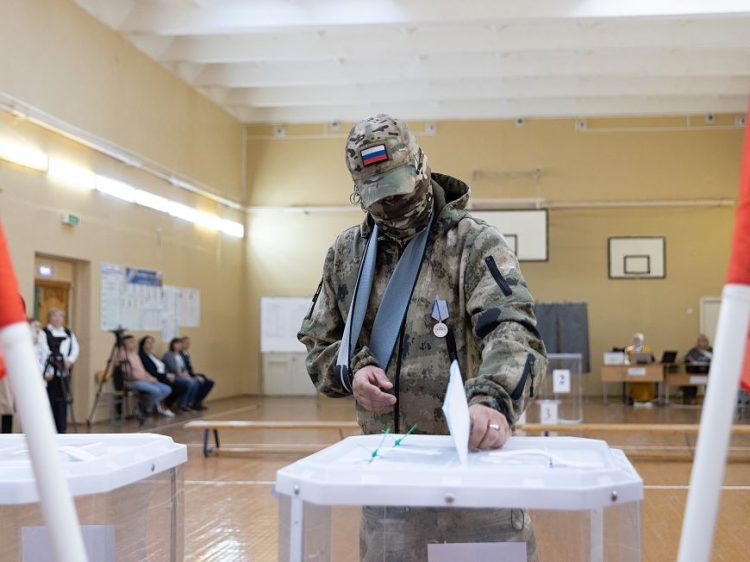 В Казани участник СВО первым проголосовал на выборах депутатов Госсовета РТ