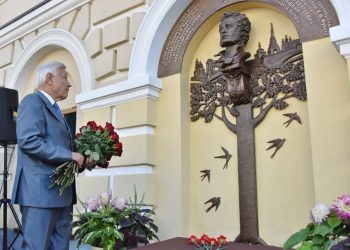 Мухаметшин открыл памятную доску в честь визита Александра Пушкина в Казань