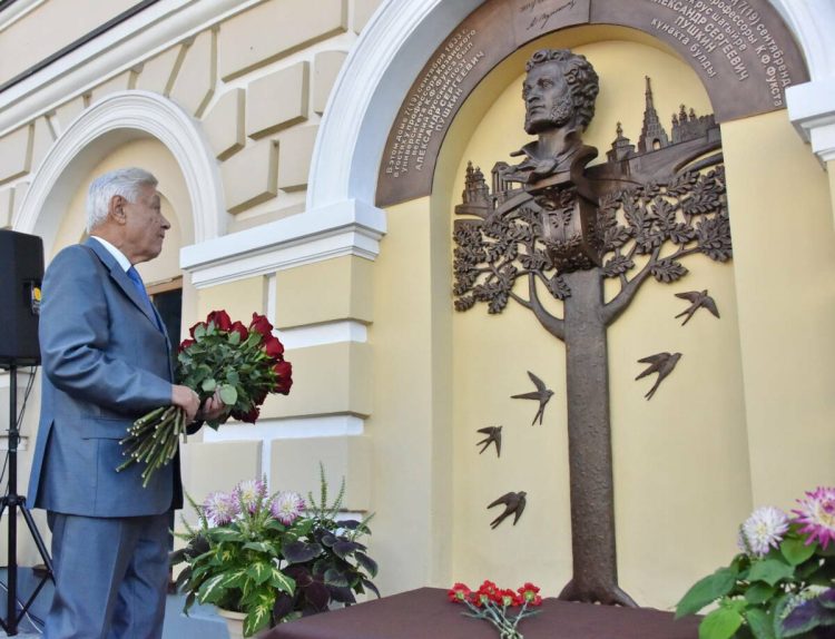 Мухаметшин открыл памятную доску в честь визита Александра Пушкина в Казань