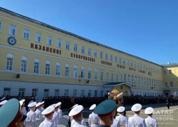 Главком Сухопутными войсками РФ поздравил в Казани Суворовское училище с юбилеем