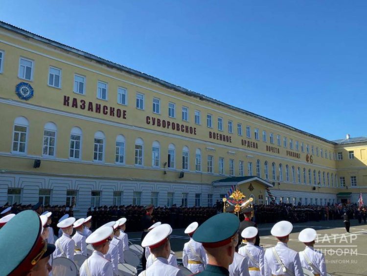 Главком Сухопутными войсками РФ поздравил в Казани Суворовское училище с юбилеем