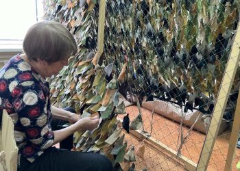 Жители Челнов плетут маскировочные сети для бойцов СВО