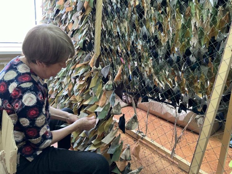 Жители Челнов плетут маскировочные сети для бойцов СВО