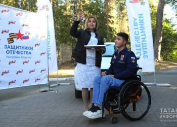 В Казани ветерану СВО вручили автомобиль на ручном управлении