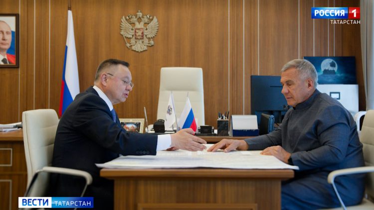 В Казани на минарете старейшей Белой мечети установили полумесяц