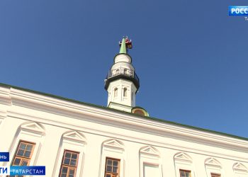 В Казани на минарете старейшей Белой мечети установили полумесяц