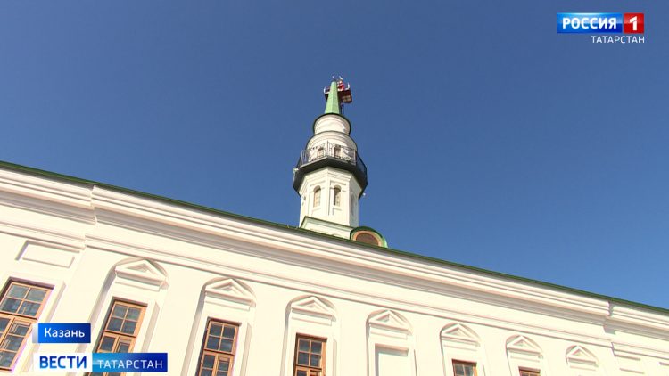 В Казани на минарете старейшей Белой мечети установили полумесяц