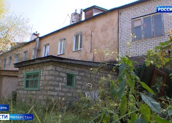 Трещины, перебои с электричеством и крысы: казанцы пожаловались на аварийный дом на улице Карьерной